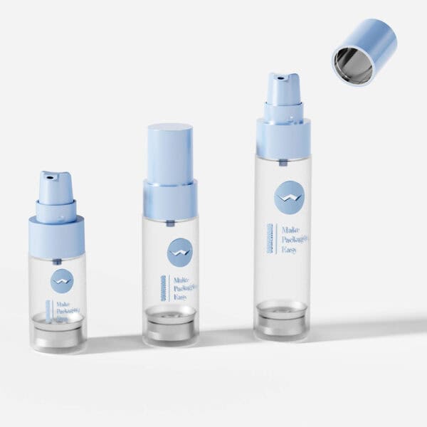 Drie transparante AS Airless-flessen met blauwe pompjes (15 ml, 30 ml, 50 ml) worden op wit weergegeven. Eén dop is verwijderd om elegantie te tonen.