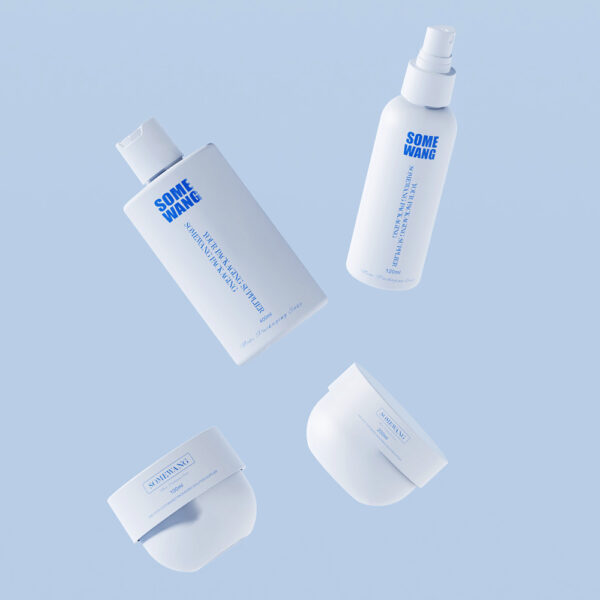 Four sleek skincare products: two custom-color 400ml SOMEWANG HDPE shampoo bottles and two elegant jars on a light blue background.