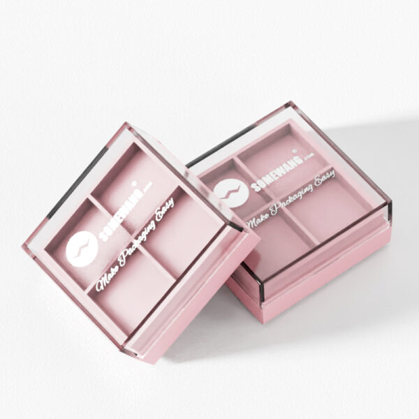 Dos paletas de sombras de ojos de 4 tonos rosas con tapas transparentes y texto blanco descansan sobre una superficie blanca: perfectas para cualquier estilo.