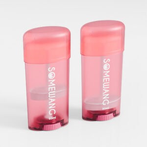 ขวด “SOMEWANG” สีชมพูใส สองขวด (60 มล. และ 80 มล.) สำหรับแท่งระงับกลิ่นกาย PP (60 ก. และ 80 ก.) บนพื้นหลังสีขาว