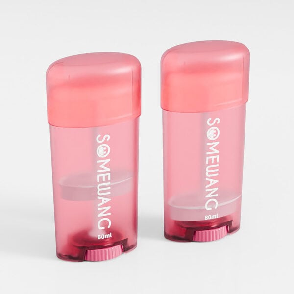 ขวด “SOMEWANG” สีชมพูใส สองขวด (60 มล. และ 80 มล.) สำหรับแท่งระงับกลิ่นกาย PP (60 ก. และ 80 ก.) บนพื้นหลังสีขาว