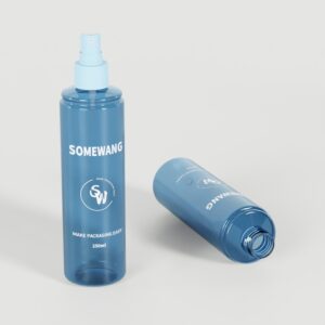 파란색 250ml 소메왕 PET 로션 펌프 병 두 개(하나는 세워져 있고, 다른 하나는 옆으로 눕혀져 있음)가 나와 있습니다.