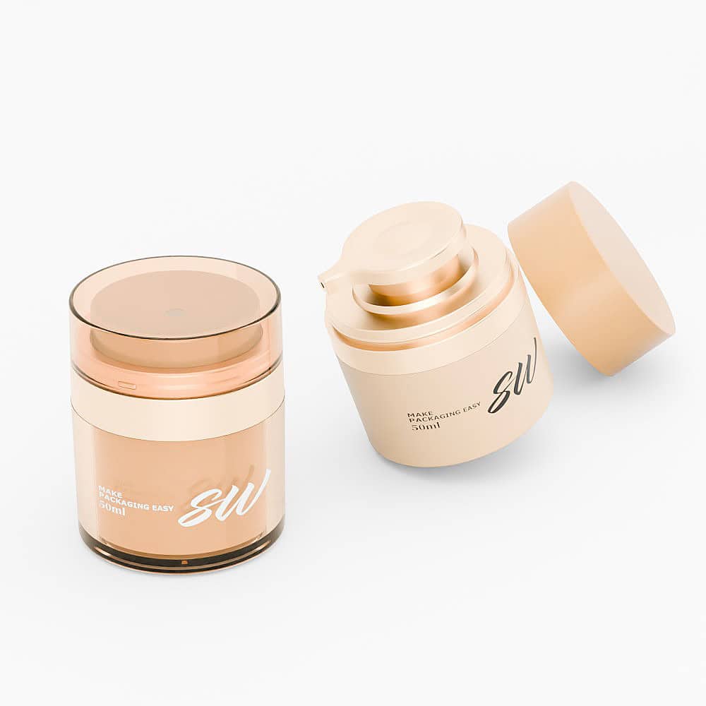 Er worden twee beige cosmetische verpakkingen getoond: een 50 ml airless pompflacon die rechtop staat en is afgesloten, en een liggende fles met het deksel eraf, waardoor de pomp zichtbaar is.