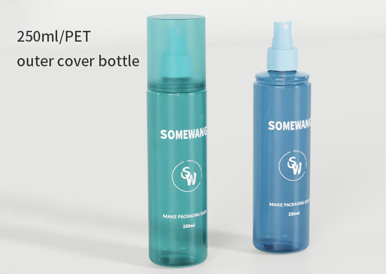 Dwie niebieskie butelki PET typu SW o pojemności 250 ml: jedna z nakrętką, druga ze spryskiwaczem; obie oznaczone etykietą „250 ml/butelka PET z zewnętrzną osłoną”.