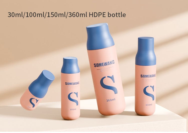 Pada permukaan yang terang, empat botol dari koleksi "SOMEWANG" berada dalam rona biru dan persik, mulai dari 30ml hingga 360ml.
