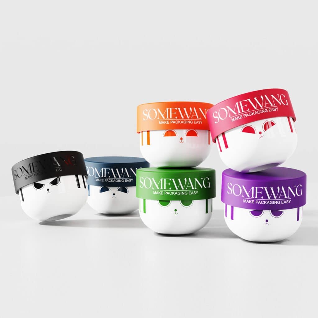 Vijf witte PP-potten met "Somewang"-deksels in felle kleuren (oranje, zwart, roze, blauw, paars) zijn op een wit oppervlak gestapeld.
