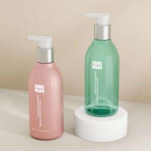 Dos botellas de PET de laca para el cabello de 240 ml con la etiqueta "some wang", una rosa y otra verde, son botellas de champú colocadas sobre un pequeño soporte blanco sobre un fondo beige.