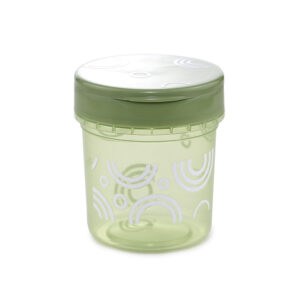 Un pequeño frasco de plástico verde de PP de 220 ml con un patrón decorativo y tapas abatibles, aislado sobre un fondo blanco.