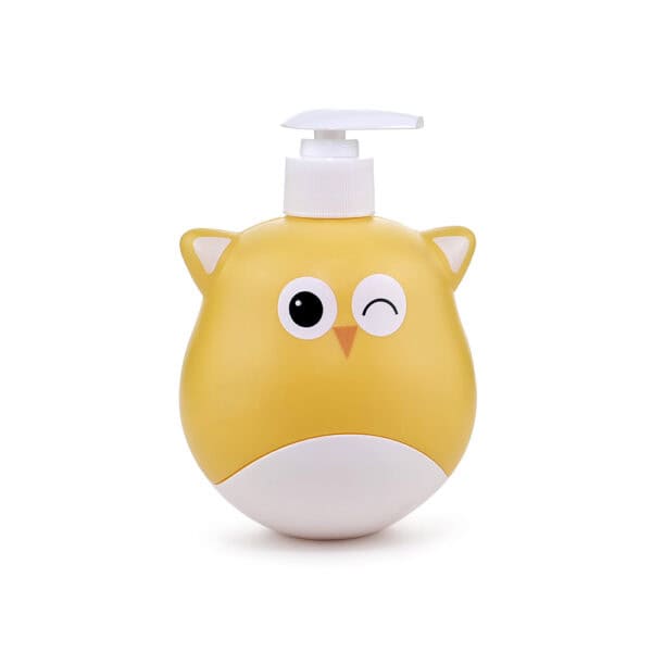 Chai hoạt hình PE Owl 500ml màu vàng dành cho hộp đựng xà phòng sử dụng hàng ngày có đầu bơm, nổi bật với đôi mắt to và biểu cảm dễ thương, nổi bật trên nền trắng.