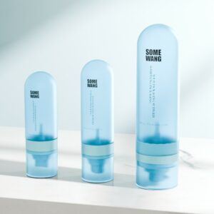 Trois flacons inversés PETG de 75 ml à dégradé bleu pour les soins de la peau de différentes tailles sont alignés sur une surface claire sur un fond blanc.