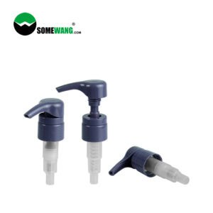 ثلاث زجاجات مسطحة من SOMEWANG سعة 750 مل HDPE لوشن الجسم بألوان وطباعة مخصصة، مرتبة على خلفية فاتحة، تحمل العلامة التجارية "somewang.com"، مثالية لوشن الجسم.
