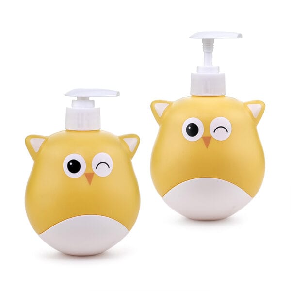 Hai chai hoạt hình PE Owl 500ml màu vàng để sử dụng hàng ngày với các nét mặt khác nhau, được tách biệt trên nền trắng.