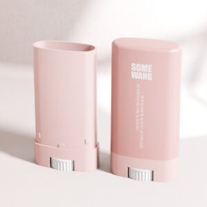 Twee roze 15 ML PP deodoranttubes, opklapbaar, platte ovale vorm; één met dop, één zonder dop op een wit oppervlak.