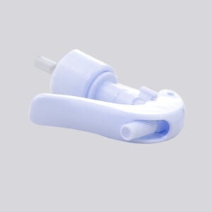 Mini pulverizador de gatilho de plástico personalizado 24/410 com mecanismo giratório, isolado em fundo cinza.