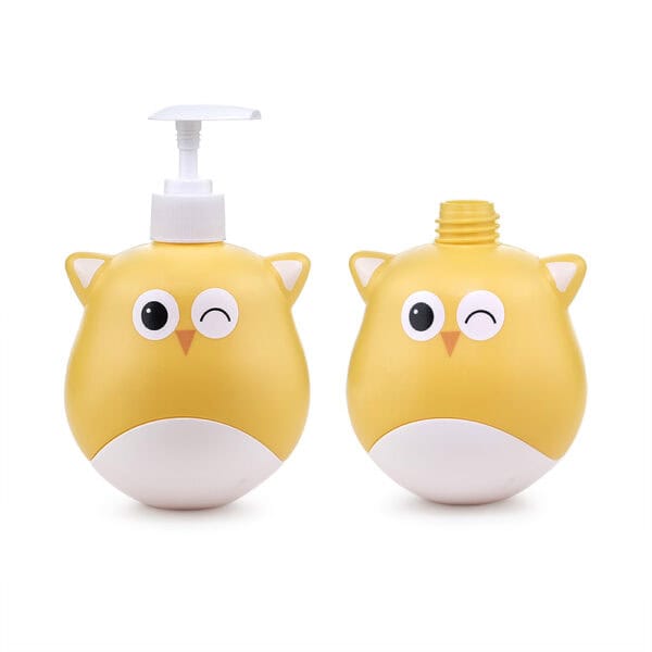 Hai chai hoạt hình PE Owl 500ml màu vàng để sử dụng hàng ngày, được trưng bày trên nền trắng. Một bộ phân phối đã tắt nắp.