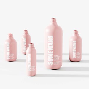 Cinque flaconi rosa "flacone in PE di shampoo da 350 ml per la cura personale" di varie dimensioni con il marchio "SOMETHING" visualizzato in fila ordinata su uno sfondo bianco.