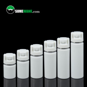 Cinco botellas blancas sin aire (30 ml-150 ml) con tapas sobre una superficie reflectante negra. Envía "SOMEWANG.com" en la parte superior izquierda. Ideal para sueros y productos básicos para el cuidado del rostro.