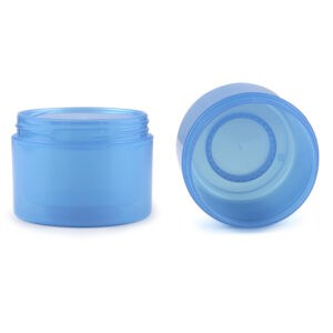Un material base de contenedor de mascarilla facial de PP azul para frascos de crema cosmética con la tapa abierta, ambos exhibidos sobre un fondo blanco.
