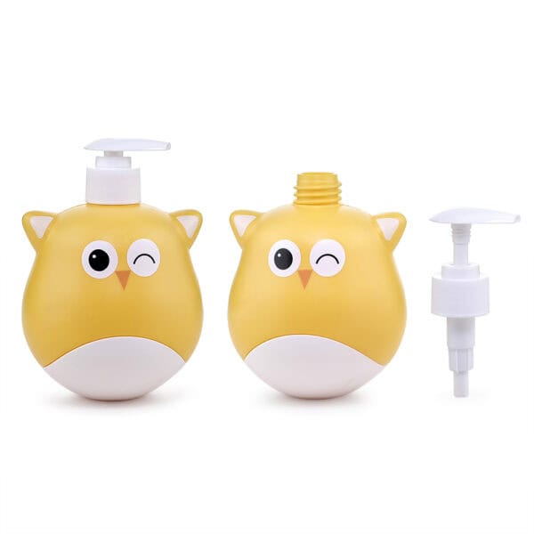 Ba chai phân phối hình chai hoạt hình PE Owl 500ml màu vàng: một chai có bơm, một chai đã tháo nắp và một chai có phụ kiện phân phối bổ sung.