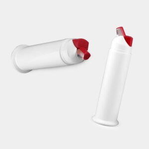 Dos tubos cosméticos de botella de envase de pasta de dientes sin aire de plástico PP de 120 ml personalizados con tapas rojas, uno en posición vertical y el otro en posición horizontal, aislados en un fondo blanco.