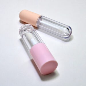 Twee PETG-lipglosstubes van 15 ml met doorzichtige doppen, één roze en één beige, geplaatst op een witte achtergrond.