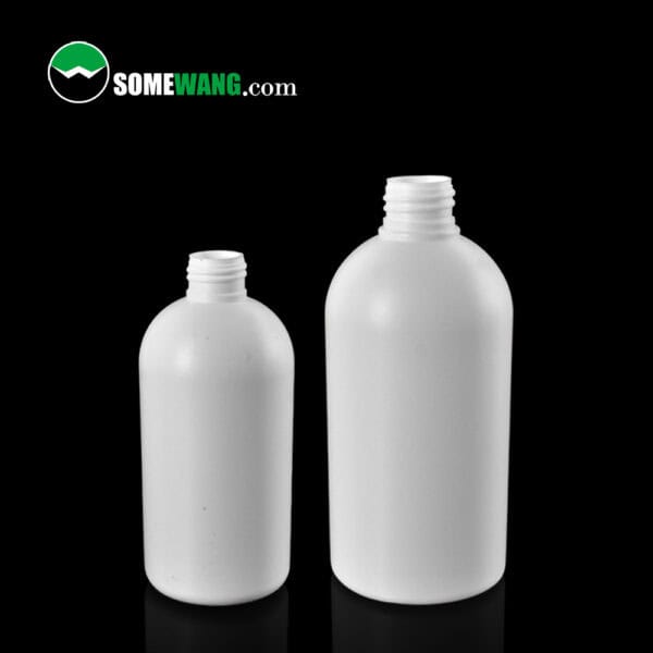 Hai chai nhựa SOMEWANG 300ml rỗng dùng để chăm sóc cá nhân có cổ ren trên nền đen. Logo "SOMEWANG.com" trên cùng bên trái.