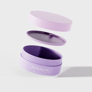"SOMEWANG" 및 "Made Professionally Easy" 라벨이 붙은 보라색 AS-JP100FS 100g PP 크림 용기 위에 2개의 분리 가능한 뚜껑이 떠 있습니다.