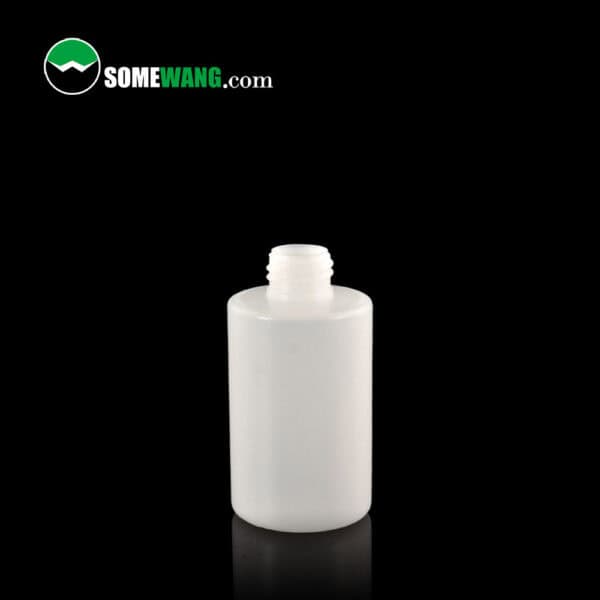 Chai kem dưỡng da mỹ phẩm HDPE 120ML màu trắng của SOMEWANG được hiển thị trên nền đen. Trang web "somewang.com" xuất hiện trên cùng bên trái.