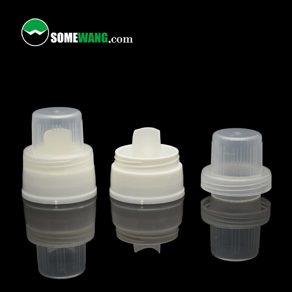 ฝาปิด HDPE สีขาวสามอันแสดงอยู่บนพื้นหลังสีดำ โดยเน้นโลโก้ "SOMEWANG.com" และการใช้ขวดผงซักฟอกขนาด 1 ลิตร