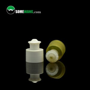 500 ml op maat gemaakte HDPE-wasmiddelfles met witte pomp, gele dop en aangepaste bedrukking. "SOMEWANG.com"-logo op zwart reflecterend oppervlak.