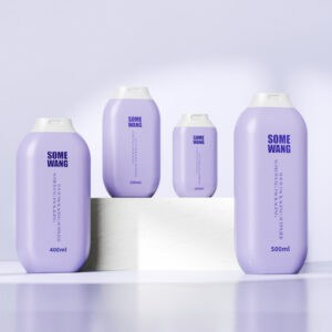 플립 캡이 달린 라벤더 PE 스킨케어 병 4개(100ml, 200ml, 300ml, 500ml)는 연한 보라색 배경의 흰색 플랫폼 위에 있습니다.