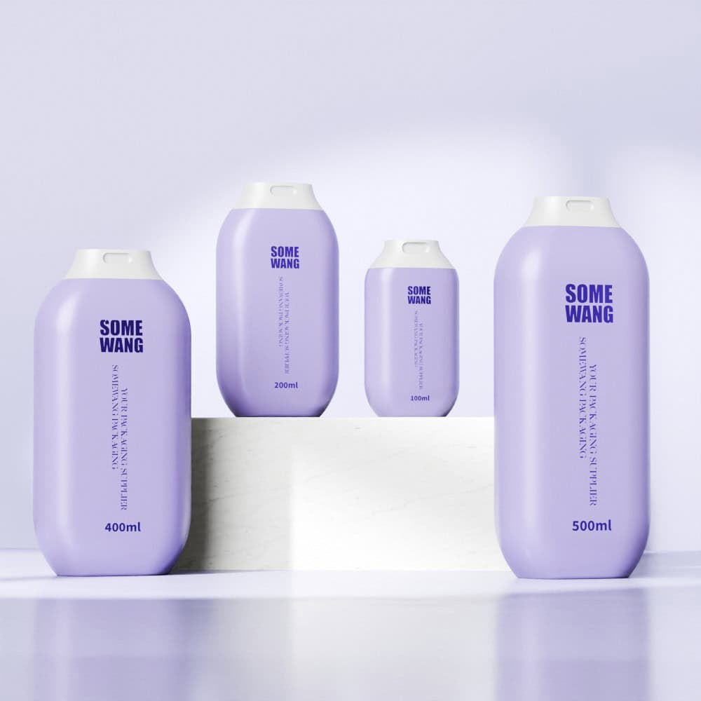 Empat botol penjagaan kulit PE lavender (100ml, 200ml, 300ml, 500ml) dengan penutup selipar berada pada platform putih dengan latar belakang ungu muda.