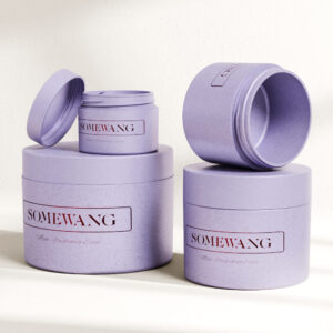 Tres contenedores de lavanda "Somewang" sobre una superficie blanca. El más grande, un frasco de PP para cuidado de la piel de 50 ml, tiene la tapa abierta y muestra un interior vacío.