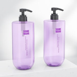 Dos botellas PET de 1 L de color morado brillante para champú con bomba descansan elegantemente sobre mármol blanco, integrándose elegantemente en su entorno.