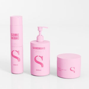 เครื่องสำอาง "Somewang" สีชมพู 3 ชิ้น ได้แก่ ขวดทรงสูงและขวดปั๊ม พร้อมด้วยขวดครีม PP ขนาด 300 มล. จัดวางบนพื้นผิวสีขาว