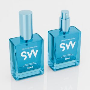 Beyaz zemin üzerine iki adet mavi 50 ml'lik "SW" cam parfüm şişesi; birinin spreyi açık, diğerinin kapağı kapalı.