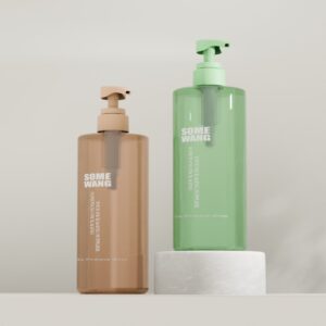 Dua botol syampu PET 1000ML, coklat dan hijau, dengan penutup skru dipaparkan pada dirian silinder putih.