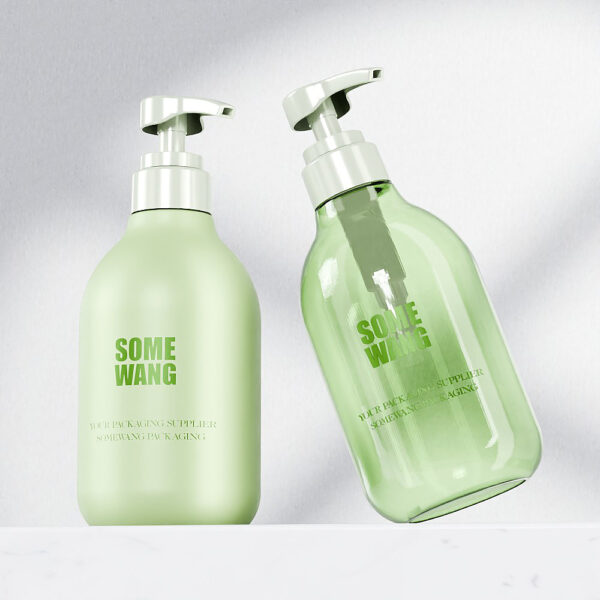 Dos botellas PET de 500 ml con bomba (una verde opaca y otra transparente) etiquetadas como "SOME WANG" para champú.