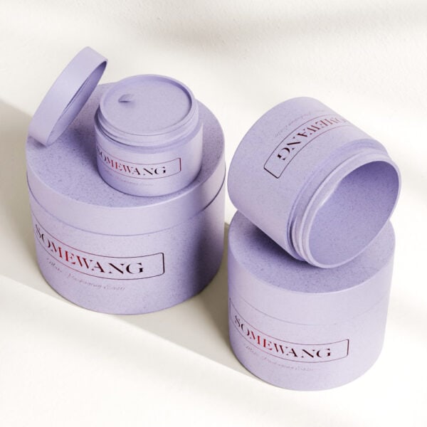 คอนเทนเนอร์ "SOMEWANG" สีม่วงสองคอนเทนเนอร์ คอนเทนเนอร์หนึ่งเปิดโดยมีขวดครีม PP ขนาด 50 มล. อยู่ข้างใน และอีกคอนเทนเนอร์หนึ่งเปิดบางส่วนเพื่อแสดงผลิตภัณฑ์ดูแลผิว