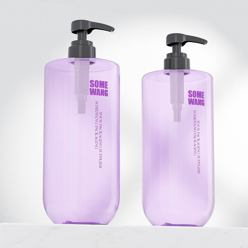 Due flaconi di shampoo in plastica PET da 1 litro, con eleganti pompe grigie e motivi viola, sono appoggiati con eleganza su una superficie piana e bianca.