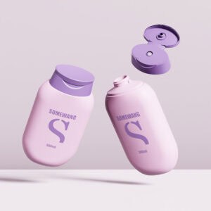 보라색 뚜껑이 달린 분홍색 50ml "SOMEVANG" 유리 병 두 개가 하나는 열려 있고 하나는 닫혀 있으며, 중립적인 배경에 우아하게 떠 있습니다.