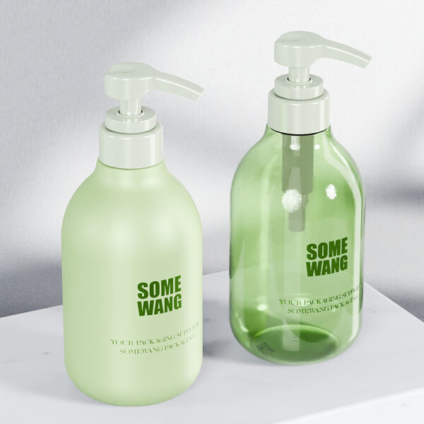 Dos botellas con bomba de PET de 500 ml de color verde, una opaca y otra transparente, reposan sobre una superficie de mármol blanco.