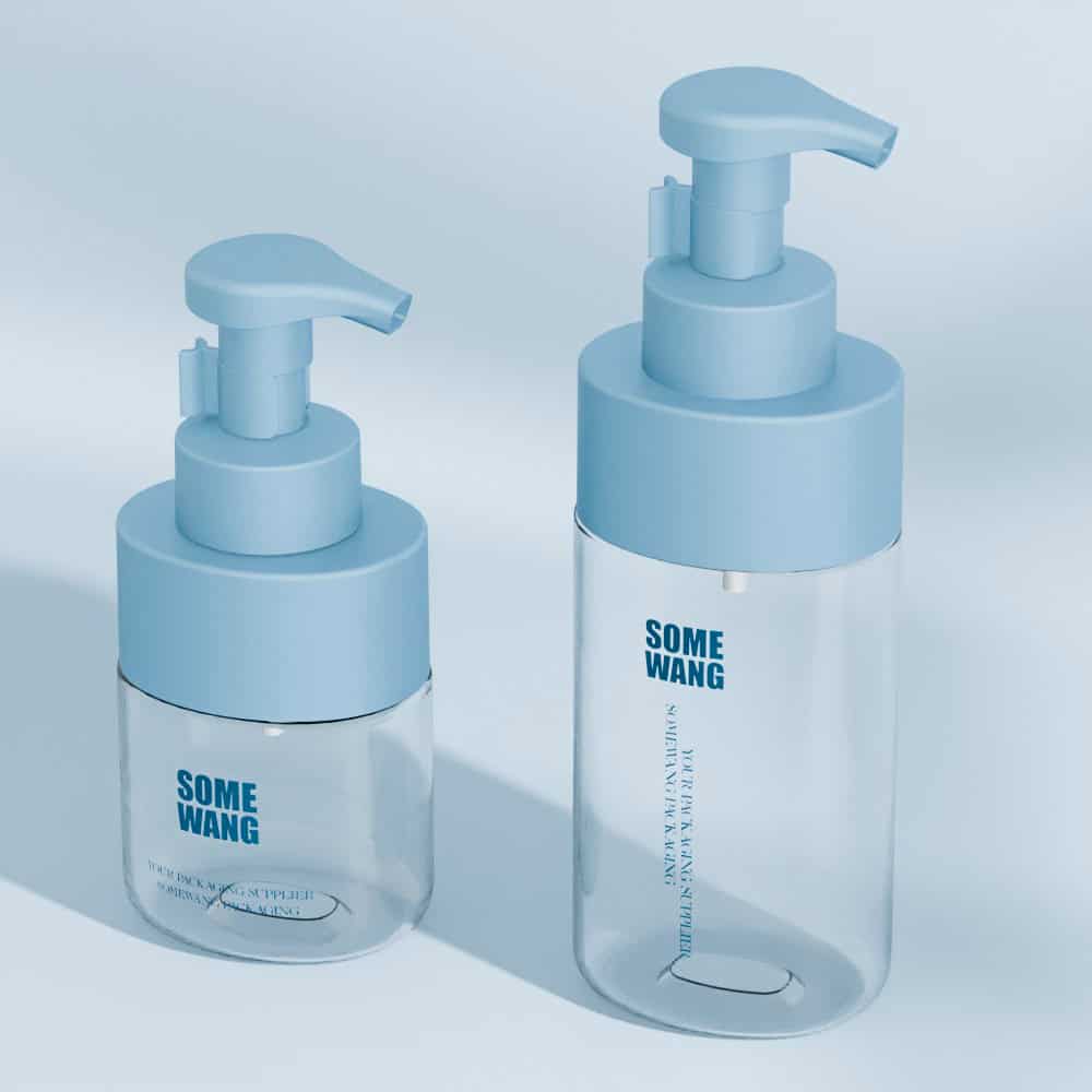 Zwei transparente Pumpflaschen mit der Aufschrift „SOME WANG“ auf hellblauem Hintergrund. Eine davon ist eine 500ml PET-Schaumflasche mit Umhängemanschette für Hautpflegeprodukte.