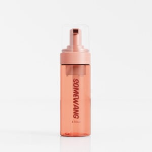 La botella con cepillo de espuma PET transparente (170 ml), con boquilla y tapa de color rosa, tiene la palabra "SOMEWANG" en el lateral, ideal para rutinas.