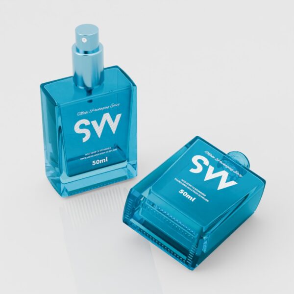 Twee blauwe glazen parfumflesjes van 50 ml, met het opschrift "SW", afgebeeld op wit. Perfect voor oliën of parfums.