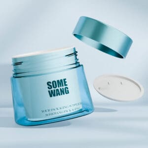 ขวด PET ผนังสองชั้นสีน้ำเงินขนาด 50 มล. โดย "Some Wang" พร้อมฝาเกลียวและซีลด้านใน แสดงภาพเปิดบนพื้นหลังสีฟ้าอ่อน