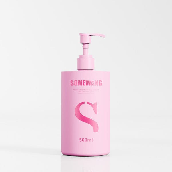 Un flacone rosa con pompa etichettato "SOMEWANG 300ml", simile ai barattoli di plastica spessa, è elegantemente adagiato su uno sfondo bianco.