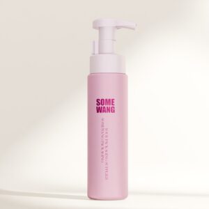 Un flacone rosa con pompa in schiuma PET da 50 ml/70 ml etichettato "SOME WANG" in due lingue.