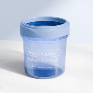 Un frasco de PP azul transparente de 480 ml con tapa azul, con la etiqueta "SOMEWANG HACE EL EMBALAJE FÁCIL" sobre una superficie de mármol.