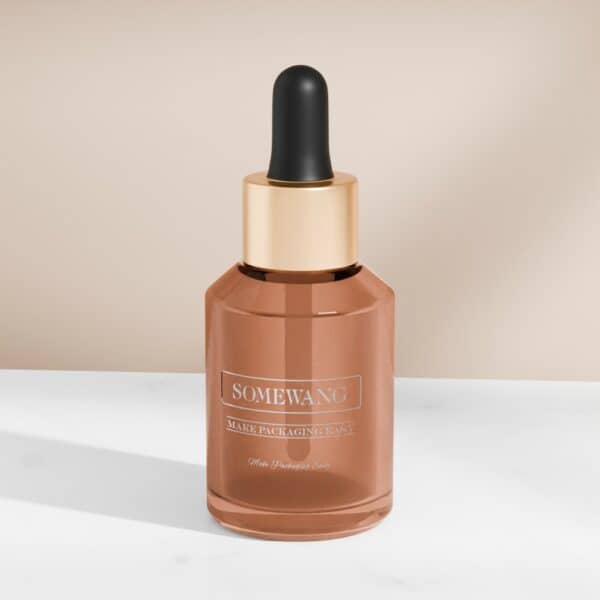 Un flacone di vetro per essenza da 30 ml con tappo contagocce etichettato "somewang make packaging best" contenente un liquido rosato, visualizzato su uno sfondo beige.